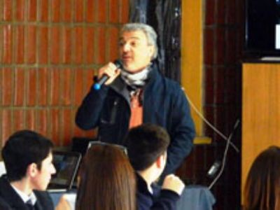 El Prof. Juan Manuel Uribe realizó una presentación detallada de las carreras que imparte la Facultad