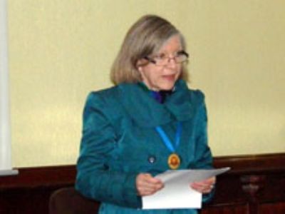 La Dra. Sáenz fue recibida por la Académica de Número Prof. Mg. Mariane Lutz Riquelme.