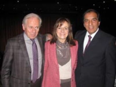 El Decano Dr. Roberto Neira, su esposa Alicia Schwartzmann, y el director del Ballet Folclórico Antumapu Oscar Ramírez.