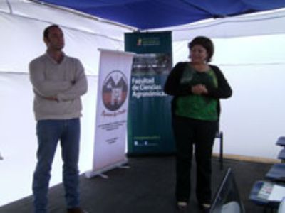 Prof. Nicolás Franck junto a Claudia Torres, administradora de la Estación Experimental Las Cadas