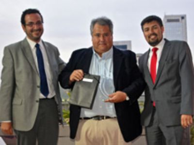 Profesor MarcosMora recibe reconocimiento por parte de ejecutivos del BancoEstado