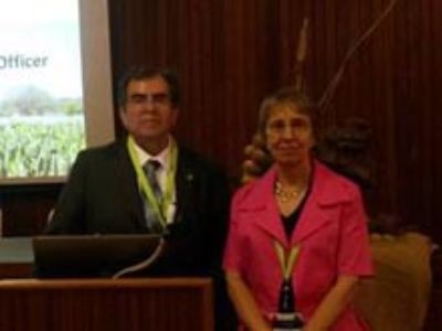 Profesora Sáenz junto al Dr. Danilo Mejía-Lorio, Oficial de Agroindustrias de la División de Infraestructuras Rurales y de Agroindustria (AGS) de FAO-Roma