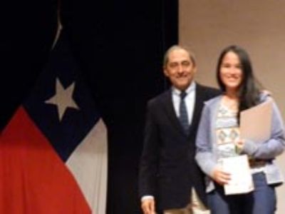 El Director de Pregrado, Profesor Pedro Abalos, de la Facultad de Ciencias Veterinarias y Pecuarias, entregó un reconocimiento a las estudiantes que obtuvieron los mejores puntajes de ingreso.