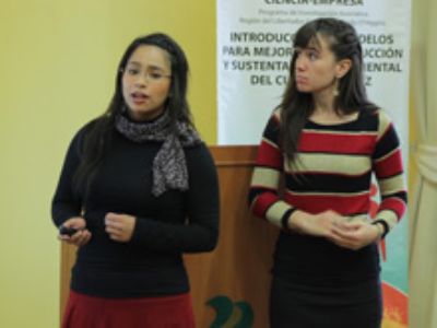 Carla Soto y Claudia Rojas, asistentes de investigación del proyecto, Ingenieras Agrónomas de U. de Chile. C. Rojas es además Mg. en Manejo de Suelos y Aguas, de la U. de Chile.