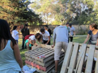 Los estudiantes del Taller participaron en la construcción de un huerto comunitario ubicado en la sede de la Cooperativa Agrícola José Maza.