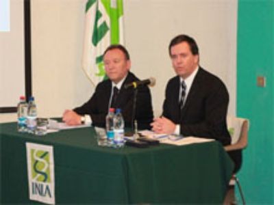 El presidente de la Comisión Agricultura del Senado, Felipe Harboe, junto al senador José García Ruminot, firma el convenio con Decanos de Agronomía.