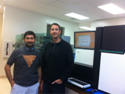  Profesores Cristian Araneda (U. Chile) y Shawn Narum (CRITFC) junto al secuenciador Illumina® Hi-seq 