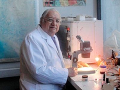 El profesor Roberto González, académico de la Facultad de Ciencias Agronómicas , especialista en control de plagas.