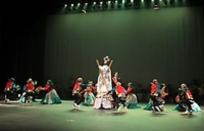 Dieciséis músicos y 35 bailarines componen el elenco de "Pica, Flor del Desierto".