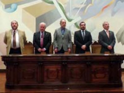 El Vicedecano Carlos Muñoz; el Director Jurídico, Fernando Molina; el Vicerrector Juan Cortés; el Decano Roberto Neira; y el Director de Pregrado Juan Manuel Uribe.