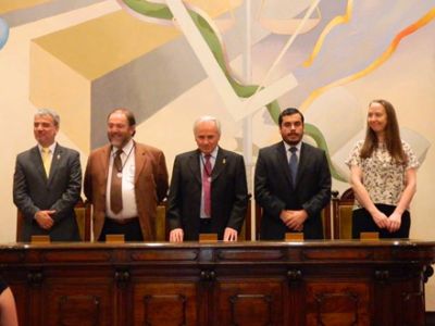 El Decano Roberto Neira, presidió las ceremonias de titulación de la carrera de ingeniería agronómica junto a autoridades de la Universidad de Chile y de la Facultad de Ciencias Agronómicas.
