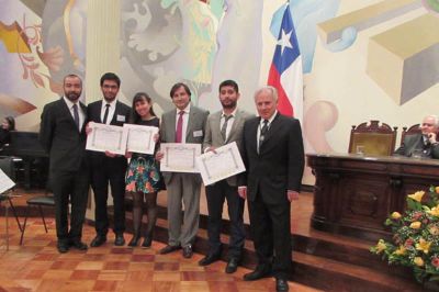 En la imagen el Director de la Escuela de Posgrado, Osvaldo Salazar, junto al Decano Roberto Neira y algunos de los profesionales que obtuvieron el grado de Magíster. 