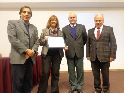 Profesor Oscar Ramírez, la Dra. María Teresa Ruiz, el Decano Santiago Urcelay y el Decano Roberto Neira.