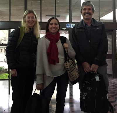 El Dr. Mark Bell junto a Elana Peach-Fine y María Paz Santibáñez, integrantes de su equipo de trabajo y profesoras del Diplomado de Extensión Agrícola de la Universidad de Chile.