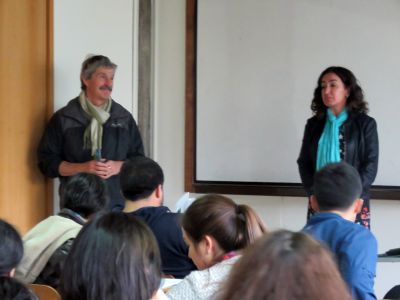 El Dr. Mark Bell junto a la Directora de Extensión, Profesora Carmen Prieto, en la clase del Diplomado.