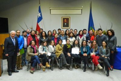 Los 28 estudiantes que participaron del Diplomado de Extensión Agraria junto a las autoridades y académicos.