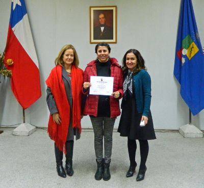 Entrega de Diploma a  Claudia Ponce por parte de Maria José Etchegaray  Subdirectora del FIA y Carmen Prieto Directora de Extensión de la Facultad.