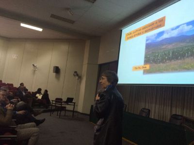 La profesoras Carmen Saenz durante su conferencia: "Nuevos alimentos e ingredientes a base de Opuntia spp".