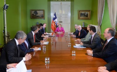 La Jefa de Estado, Michelle Bachelet, junto a cuatro ministros y los especialistas de la Mesa de Agua y Medio Ambiente.