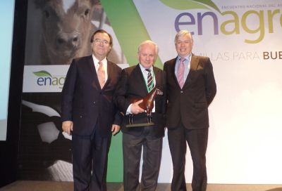 El Decano Roberto Neira, en representación de la facultad de ciencias Agronómicas, obtuvo el reconocimiento a la Institución Destacada en Enagro 2016.