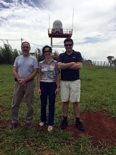 Dr. Flávio Ponzoni (INPE), Dra. Renata Ribeiro (CEPAGRI) y Prof. C. Mattar (UChile) visitando el Radar Meteorológico ubicado en UNICAMP.