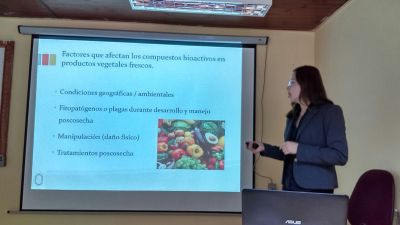 La Dra. Rivera presentando parte de los resultados para obtener alimentos ricos en compuestos bioactivos a partir de hortalizas y frutas.