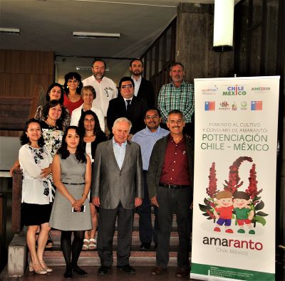 El equipo de investigadores y académicos de Chile y México, junto a autoridades de la Facultad y representantes de organismos gubernamentales.