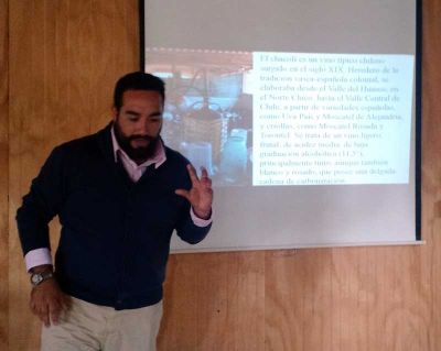 El investigador de la USACH, Fernando Mujica, presentó algunos resultados del Proyecto FIC "Rutas de la Patria Nueva".