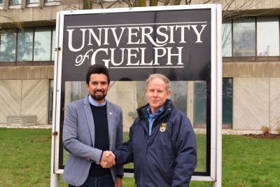 Prof. Aros junto al Prof. Al Sullivan durante su visita a Guelph University.