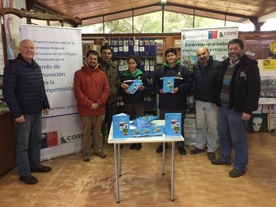 Los docentes  José Ignacio Covarrubias, Rodrigo Callejas y Óscar Seguel visitaron a las autoridades del establecimiento para entregar 20 ejemplares del libro "Riego de precisión.."