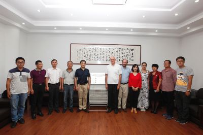 Ceremonia de constitución del "Centro Internacional de Investigación en Genética y Mejoramiento de Frutales de Carozo", Yingkou, Liaoning, China. 