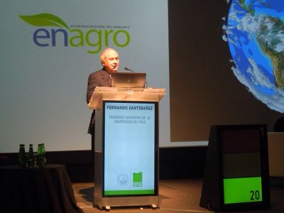 El Profesor Fernando Santibañez, director del Centro de Agricultura y Medio Ambiente (Agrimed), dio a conocer los desafíos para el sector ante un escenario de cambio climático.