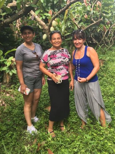 Las académicas Maruja Cortés y Carmen Prieto con una productora de cacao de Talamanca (en el centro de la imagen).