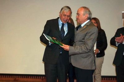 El anuncio fue realizado por el Ministro de Agricultura, Carlos Furche. En la imagen el profesor Fernando Santibáñez junto al Ministro Furche.