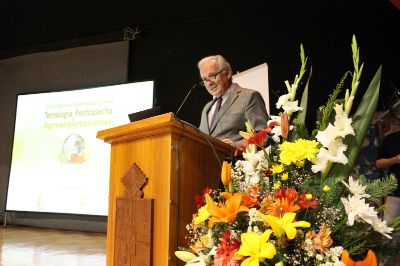 El Decano de la Fac. de Cs. Agronómicas, Profesor Roberto Neira, quien inauguró el evento realizado entre el 29 de noviembre y 1 de diciembre.  