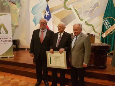El Colegio de Agrónomos entregó unreconocimiento al Profesor Roberto González Rodríguez que ha realizado un destacado aporte al sector silvioagropecuario y desarrollado una gran trayectoria profesiona