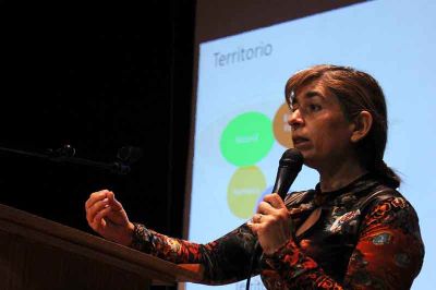 La subdirectora del Centro de Extensión Cultiva Uchile, Profesora Maruja Cortés, quien expuso sobre "Innovación para el desarrollo territorial". 