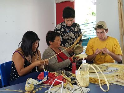 En esta actividad las artesanas enseñaron su oficio a los 20 alumnos del Taller quienes se mostraron muy interesados en las distintas técnicas de tejido que manejaban las artesanas.