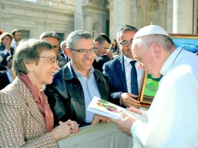El Papa Francisco recibe el libro publicado por FAO.
