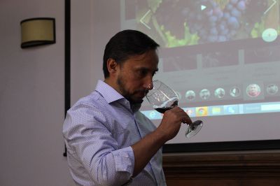 El profesor Dr. Alvaro Peña es el Coordinador del proyecto "Fortalecimiento de la transferencia tecnológica y capacidad de difusión del vino campesino a viticultores del secano".