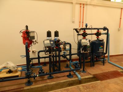 El instrumental para realizar pruebas de presión sostenida en tuberías y mangueras, sistema de bombaje y filtraje, drenaje, entre otros.