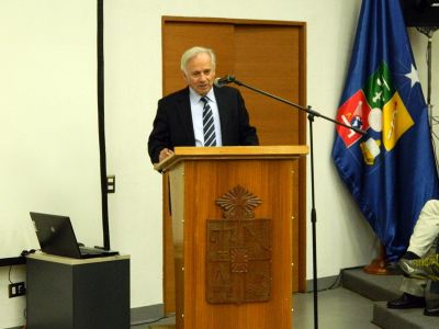 El Decano Roberto Neira, destacó la importancia de que la Facultad pueda contribuir a la agricultura y manejo de los recursos naturales de Chile. 