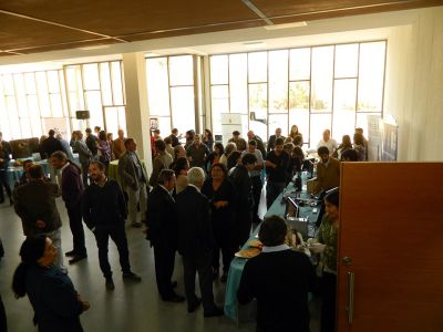 En el hall del nuevo centro se expusieron diversas iniciativas que realizan los académicos e investigadores de la Facultad.