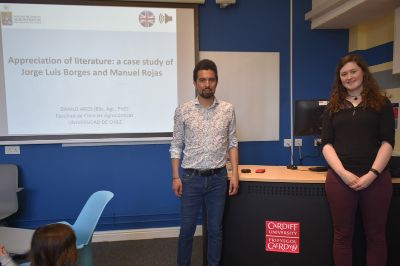 Prof. Danilo Aros(Universidad de Chile) y Prof. Ceire Broderick (Cardiff University) durante la presentación en el School of Modern Languages, Cardiff University.
