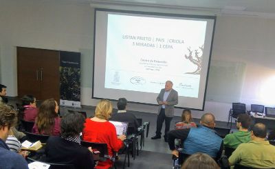 El Decano Roberto Neira, dio la bienvenida a los asistentes y agradeció a la Directora de Extensión y al Director del Dpto. de Agroindustria y Enología por haber organizado el evento.