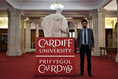 Profesor Aros en el salón principal de la School of Biosciences, Cardiff University