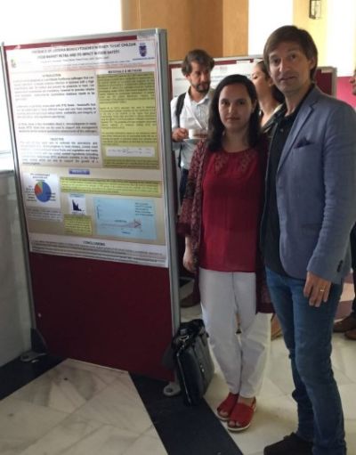 En la foto, Prof. Juan Aguirre, en ICPMF10 (2017, España), junto a su alumna de Magíster Fernanda Bustamante, hoy titulada en Salud Pública y trabajando en el Programa de Patógenos Emergentes
