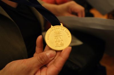 Durante la ceremonia se hizo entrega a cada homenajeado de la Medalla de 40 Años.