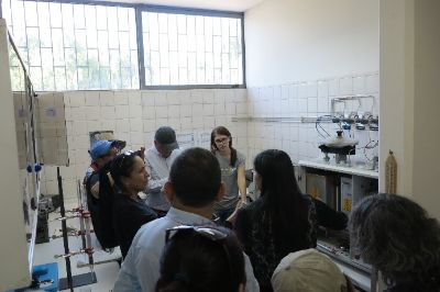 Los investigadores visitaron el Laboratorio de Isótopos Estables, donde Andrea Sánchez les enseñó el funcionamiento del equipo Integra2 (EA-IRMS).