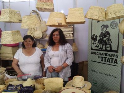 María Brito y Carmen Arriagada, ambas integrantes de Las Colchanderas del Itata en la Feria Expo Artesanía de Ñuñoa. 